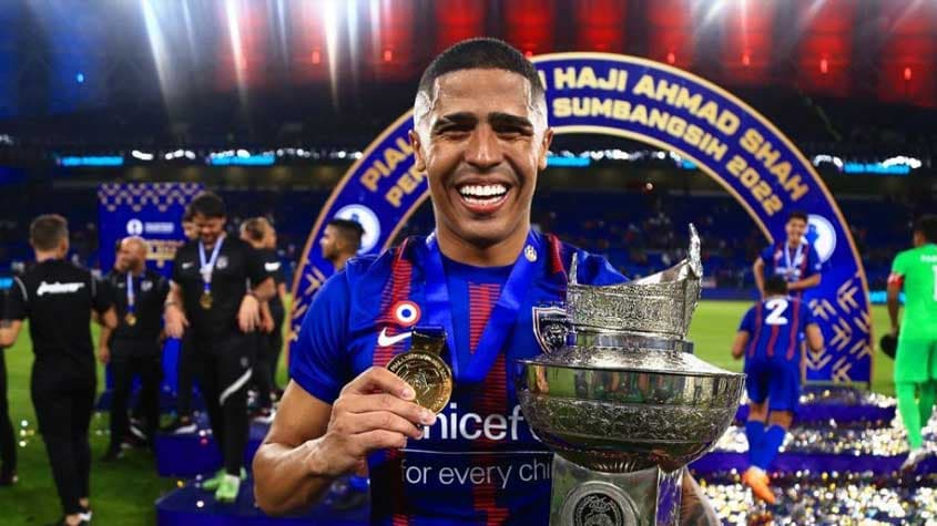 Bérgson comemora título pelo Johor Darul (Foto: Arquivo Pessoal)