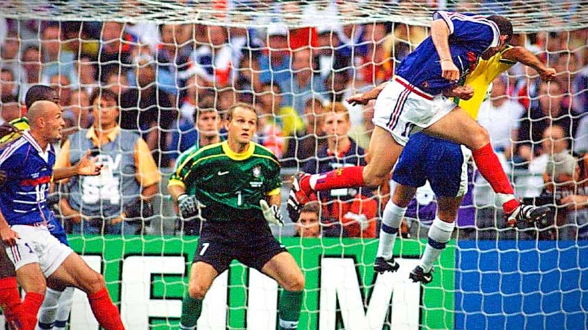 Zidane sobe para marcar de cabeça na final entre Brasil e França (Foto: Reprodução)