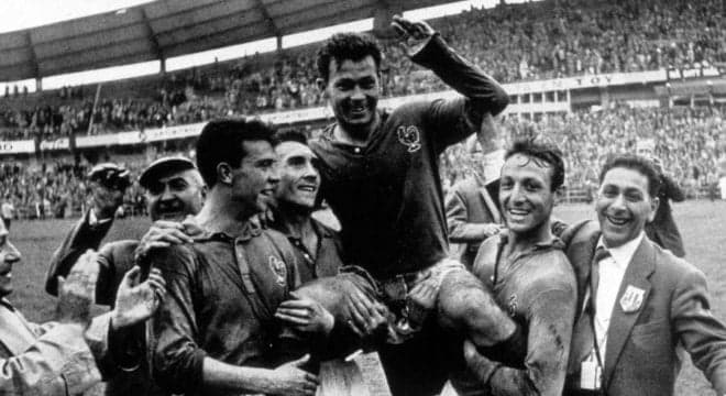 O atacante Just-Fontaine celebrado e carregado por seus companheiros durante a Copa do Mundo de 1958, na Suécia.