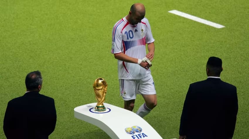 Zidane passando ao lado da taça da Copa do Mundo em 2006