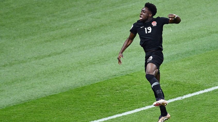Alphonso Davies e partida entre Croácia e Canadá (Jewel SAMAD / AFP)