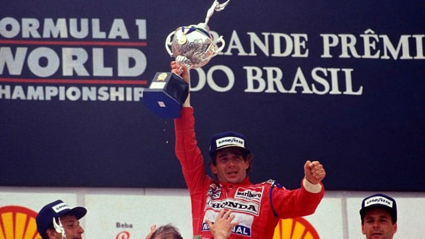 Exausto, Ayrton Senna ergue o troféu do GP do Brasil na F1 1991 (Foto: Reprodução)