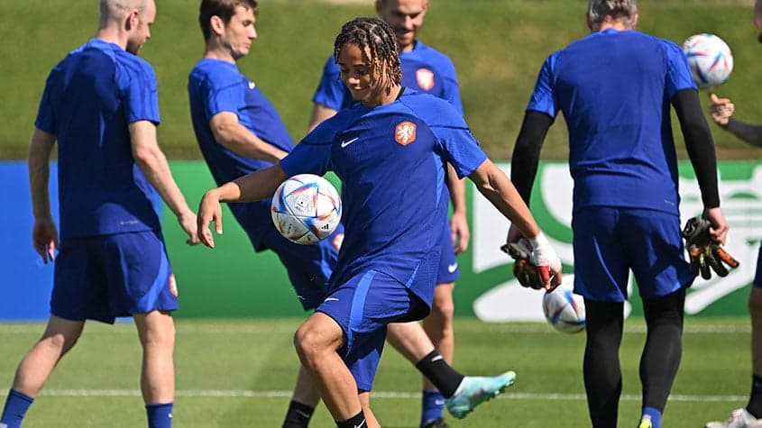Xavi Simons em treino pela seleção da Holanda (Foto: Alberto PIZZOLI / AFP)