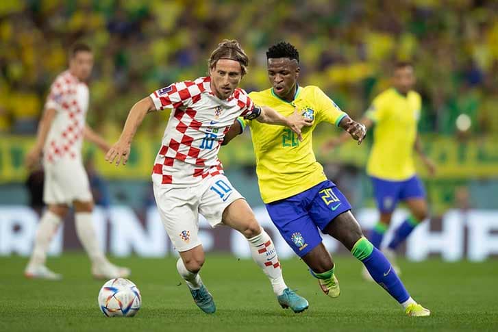 Luka Modric e Vini Jr em ação durante Croácia x Brasil na Copa do Mundo de 2022 (Foto: Lucas Figueiredo/CBF)