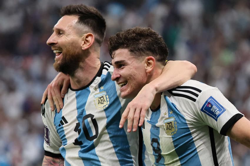 Lionel Messi e Julian Alvarez na Copa de 2022 (Foto: JACK GUEZ / AFP)