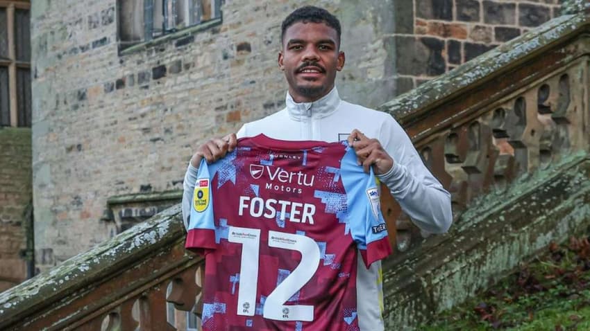 Foster em anuncio do Burnley. (Foto: Divulgação/Burnley)