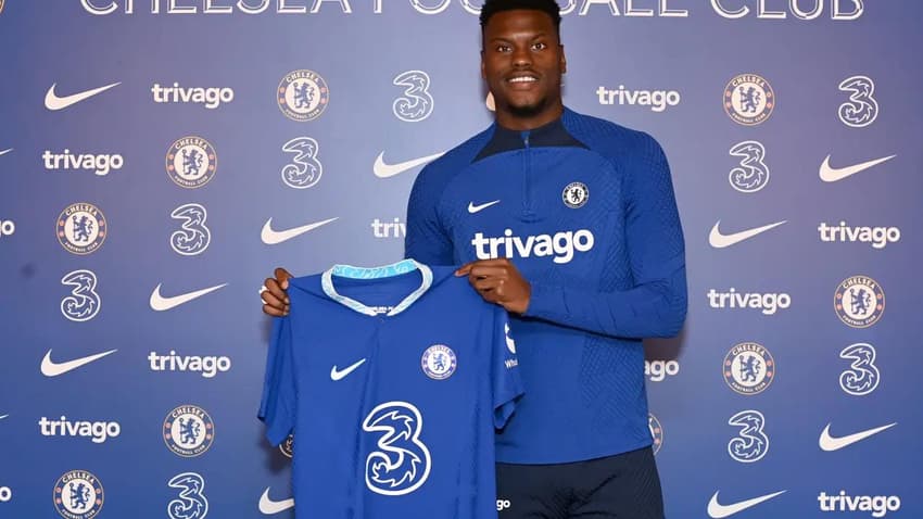 Badiashile chegou ao Chelsea em 2023 (Foto: Divulgação/ Chelsea)