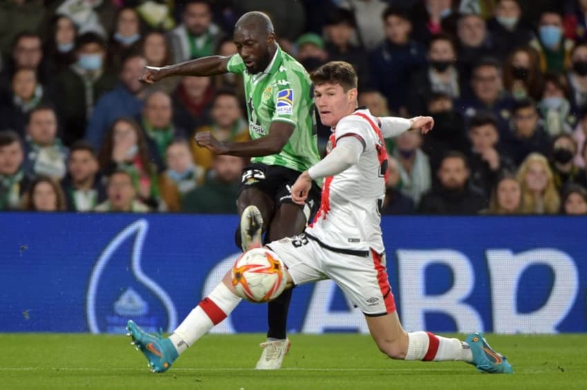 Fran García em ação no Rayo Vallecano (Foto: AFP)