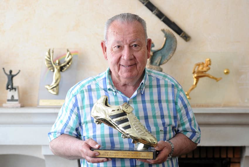 Just Fontaine segurando o prêmio de Chuteira de Ouro da Copa do Mundo anos atrás.