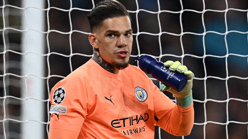 Mercado da Bola: o goleiro Éderson, do Manchester City, esteve na mira do Napoli (Foto: PAUL ELLIS/AFP)