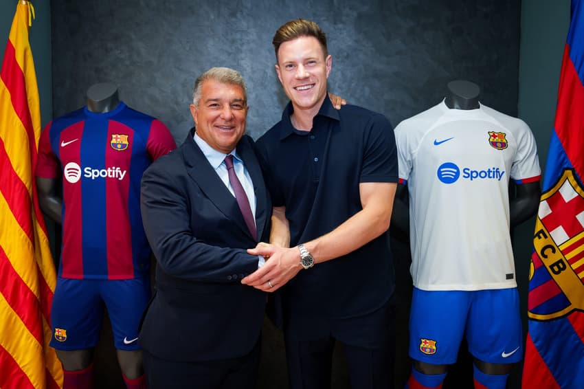 Ter Stegen e Laporta, presidente do Barcelona, posam pra foto. (Foto: Reprodução/Barcelona)