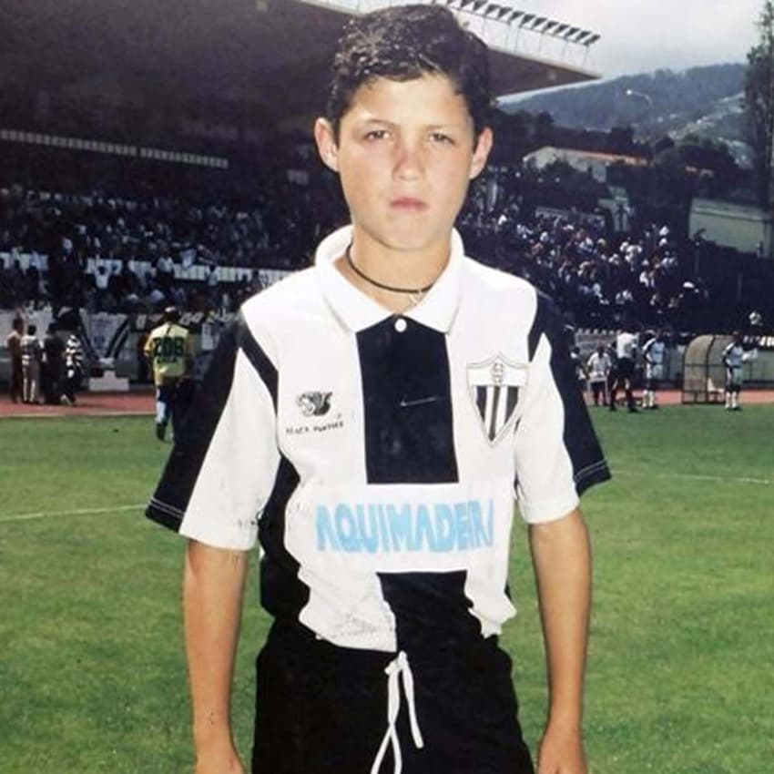 Cristiano Ronaldo vestindo a camisa do Nacional da Ilha da Madeira