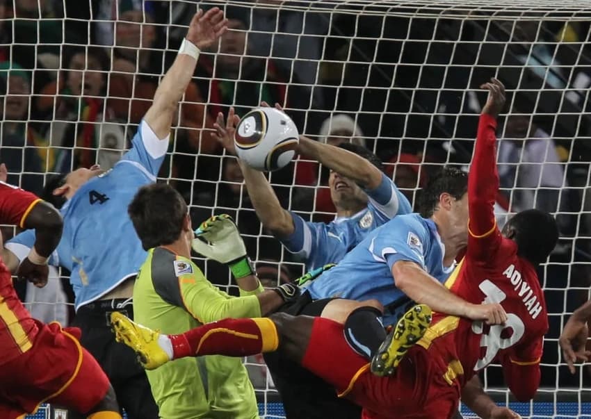 Suárez usa mãos para salvar gol de Gana nas quartas de final da Copa do Mundo de 2010 (Foto: AFP)