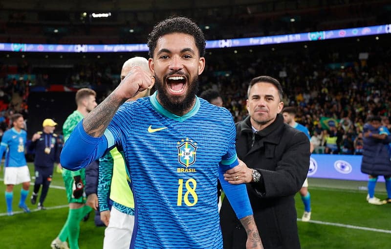 Douglas Luiz comemorando vitória da Seleção Brasileira 