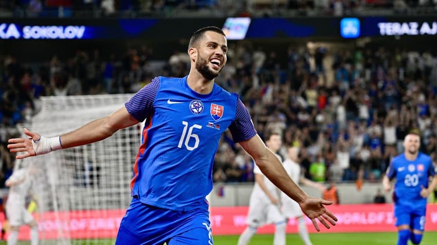 Reforço do Al-Nassr, Hancko em ação pela Eslováquia (Foto: AFP)
