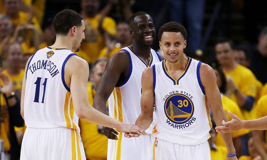 Klay Thompson, Draymond Green e Stephen Curry (Foto: EZRA SHAW / AFP)