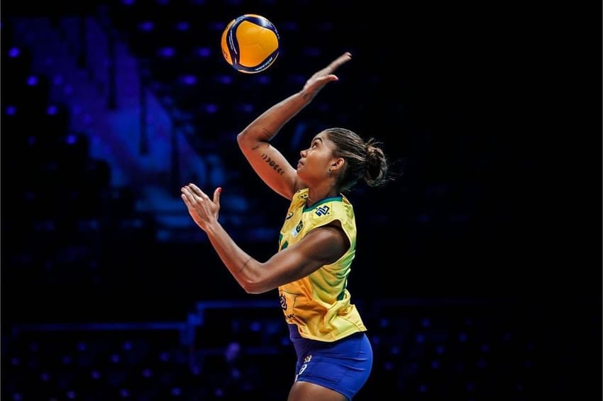 Lorenne pela Seleção Brasileira (Foto: Divulgação / Volleyball World)