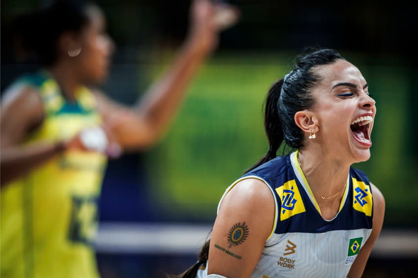 Natinha comemora ponto da Seleção Feminina em jogo da VNL 2024 (Foto: Volleyball World)