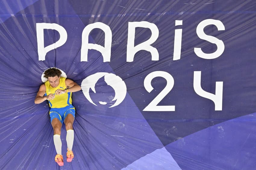 Armand Duplantis conquistou o ouro após quebrar o recorde mundial no salto com vara. Foto: Antonin THUILLIER / AFP