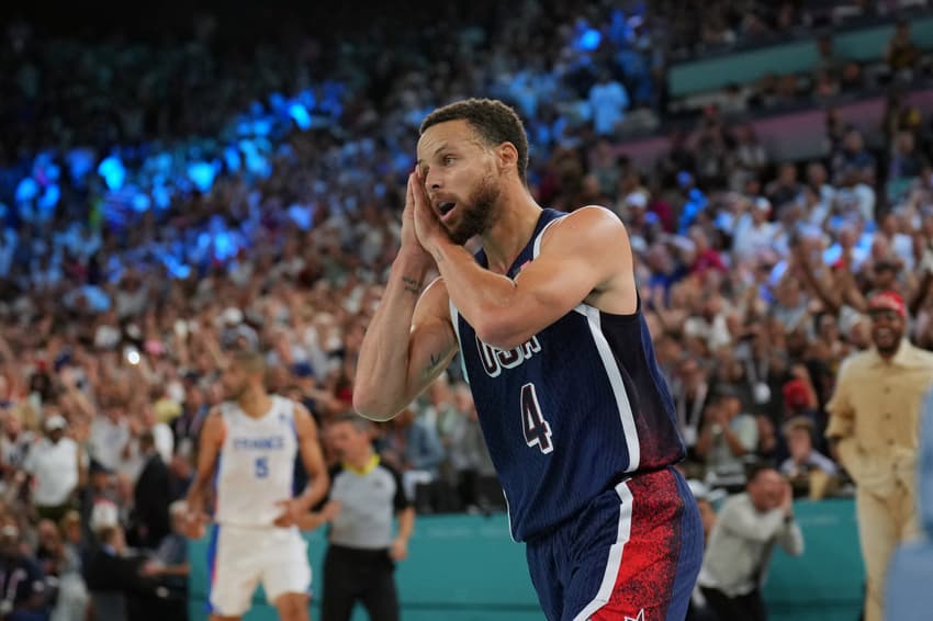 Stephen Curry comemorando com &quot;Night Night&quot; na final das Olimpíadas de Paris 2024 (Foto: Jesse D. Garrabrant/AFP)