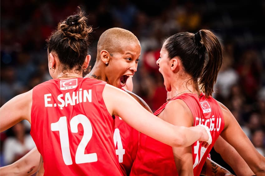 Seleção da Turquia, comandada por Daniele Santarelli, na VNL (Foto: Divulgação / FIVB)