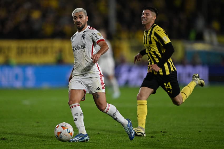 De Arrascaeta e Damian Garcia em Peñarol x Flamengo