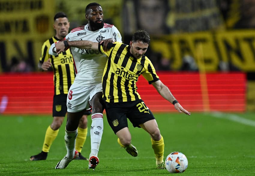 Gerson e Pedro Milans em Peñarol x Flamengo