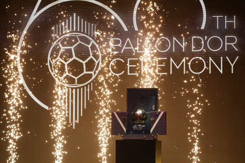 Raphinha, Yamal e Dembélé são os favoritos à receberem a Bola de Ouro das mãos de Ronaldinho (Foto: FRANCK FIFE / AFP)