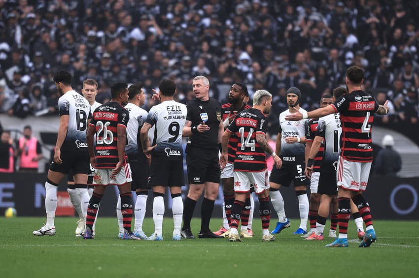 Corinthians e Flamengo se enfrenta, neste domingo (28), pela 25ª rodada do Campeonato Brasileiro (Foto: Ettore Chiereguini/AGIF)