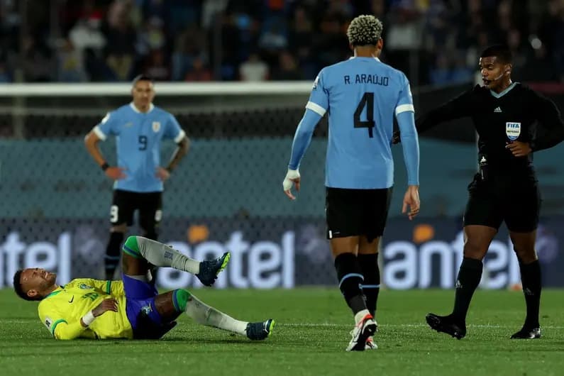 Neymar caído no gramado após sofrer grave lesão no joelho esquerdo em Uruguai x Braisl (Foto: Pablo Porciuncula/AFP)
