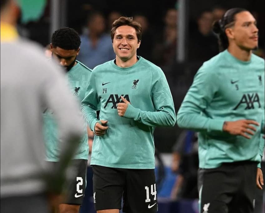 Chiesa em pré-jogo pelo Liverpool (Foto: AFP)