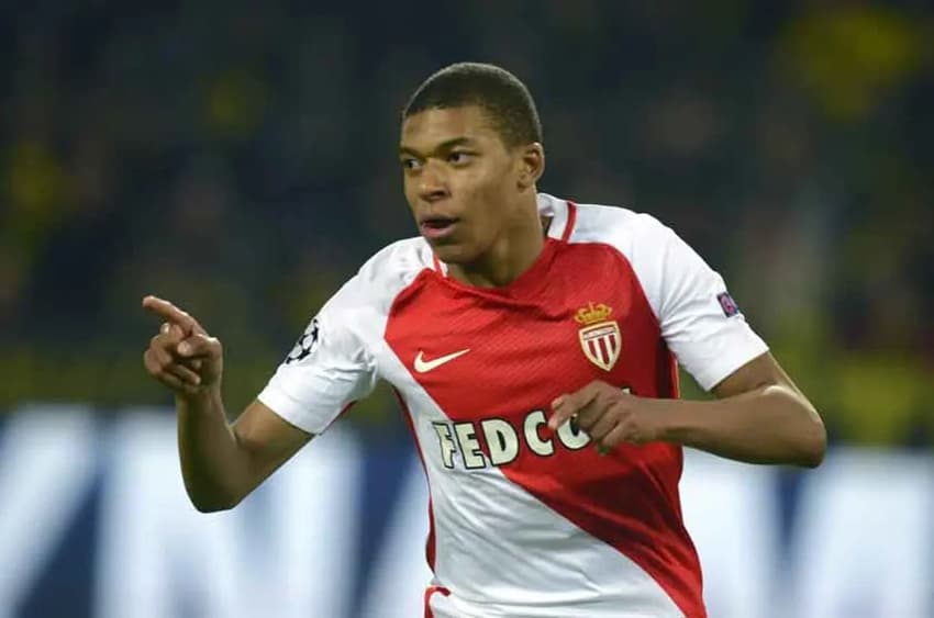Mbappé comemora gol pelo Monaco na temporada 2016/2017 (Foto: Sascha Schuermann/AFP)