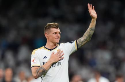 Toni Kroos em despedida pelo Real Madrid no Santiago Bernabéu (Foto: AFP)