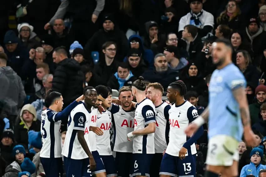 Time diante da torcida no Tottenham Hotspur Stadium (Foto: Paul Ellis/AFP)