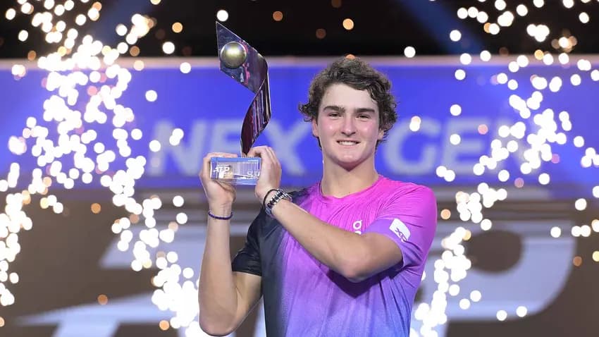 João Fonseca com o troféu do NextGen Finals (Arquivo: Peter Staples/ATP Tour)