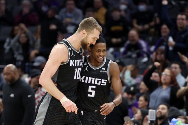 Domantas Sabonis e De'Aaron Fox do Sacramento Kings comemoram rm partida contra o Houston Rockets pela NBA (Foto: Ezra Shaw / Getty Images / AFP)
