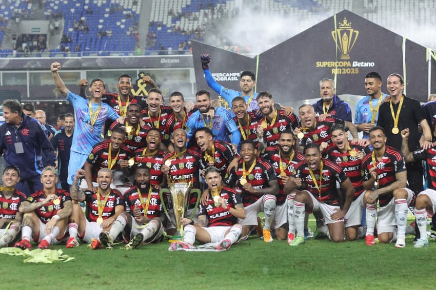 Jogadores com a taça da Supercopa do Brasil (Foto: Fernando Torres/AGIF)