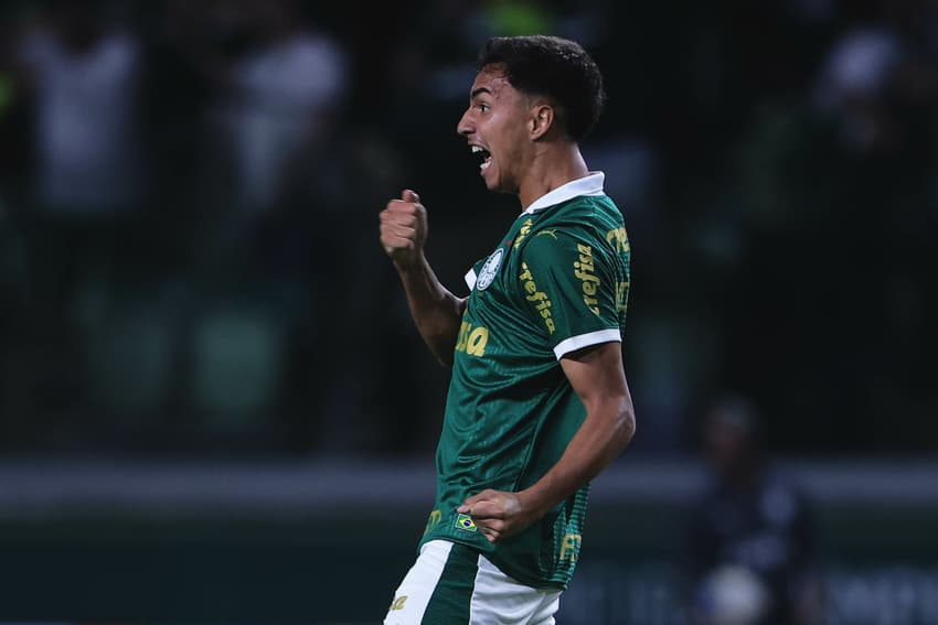 Vitor Reis em ação pelo Palmeiras (Foto: Ettore Chiereguini/AGIF)