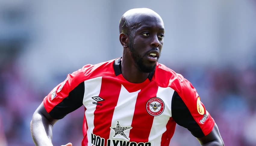 Alvo do Newcastle, Wissa em ação pelo Brentford (Foto: Reprodução/Brentford)