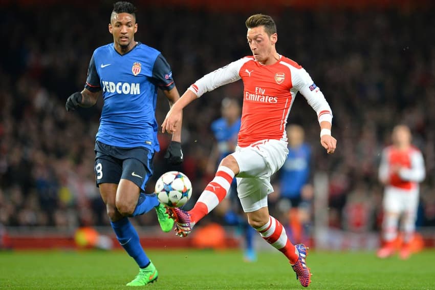 Mesut Ozil e Wallace Fortuna dos Santos - UEFA Champions League: Arsenal x Monaco (Foto: Glyn Kirk/AFP)