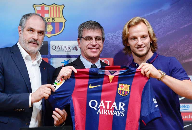 Novo meio-campista croata, Ivan Rakitic, posa com o diretor esportivo do Barcelona, Andoni Zubizarreta e o vice-presidente Jordi Mestre, durante sua apresentação no estádio Camp Nou, em Barcelona (Foto: Josep Lago/ AFP)