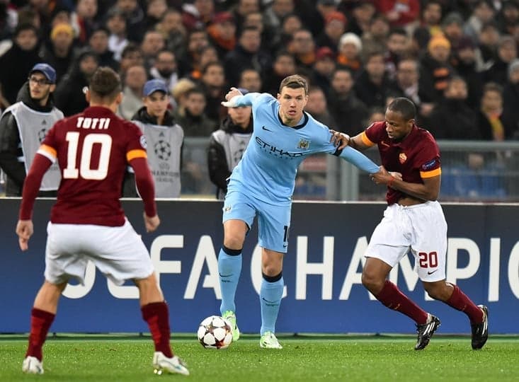 Edin Dzeko e Seydou Keita - Roma x Manchester City (Foto: Gabriel Bouys/AFP)