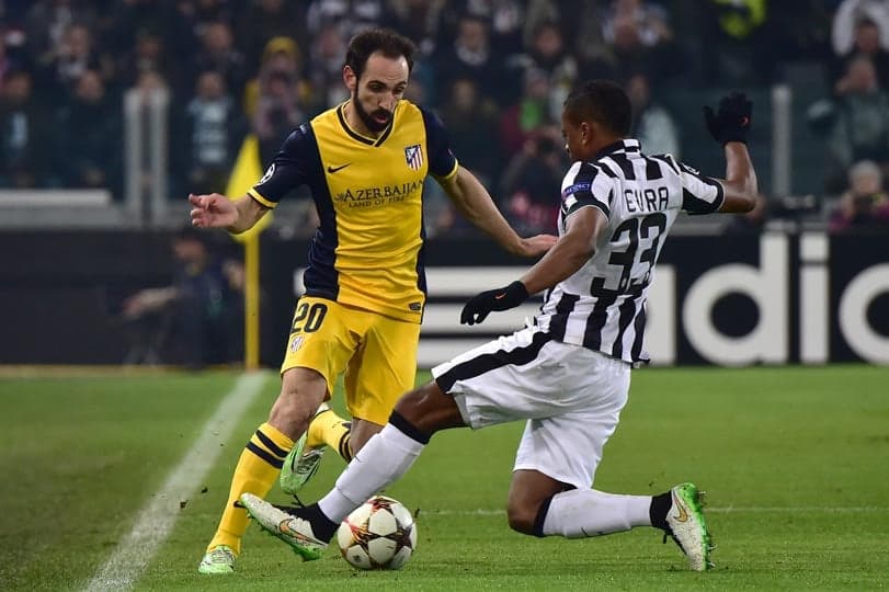 Patrice Evra e Juanfran - Juventus x Atlético de Madrid  (Foto: Giuseppe Cacace/AFP)