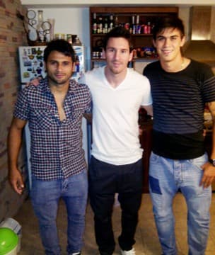 Maxi e Emanuel Biancucchi com Messi - Bahia (Foto: Divulgação/ Site Oficial Bahia)