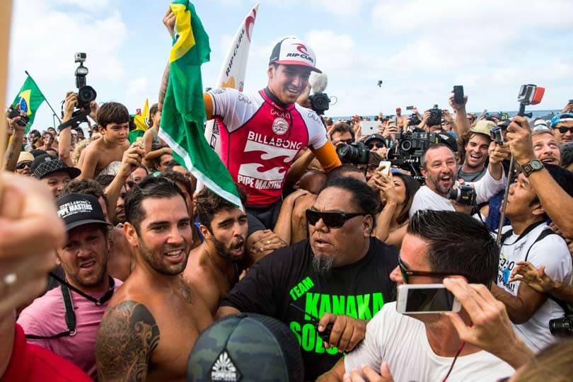 Gabriel Medina conquista o histórico título mundial (Foto: Kent Nishimura/AFP)