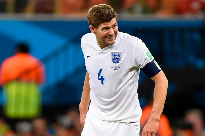 Gerrard também figura na lista como um dos jogadores com mais jogos pela Seleção Inglesa (Foto: Fabrice Coffrini/AFP)