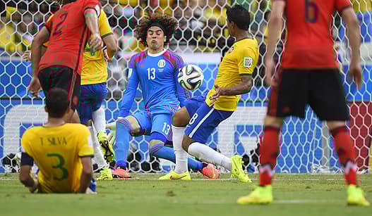 Brasil x México - Ochoa (Foto: Odd Andersen/AFP)