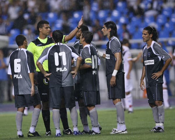 Botafogo x Vasco - 6 a 0 - Camisa cinza (Foto: Ricardo Cassiano)