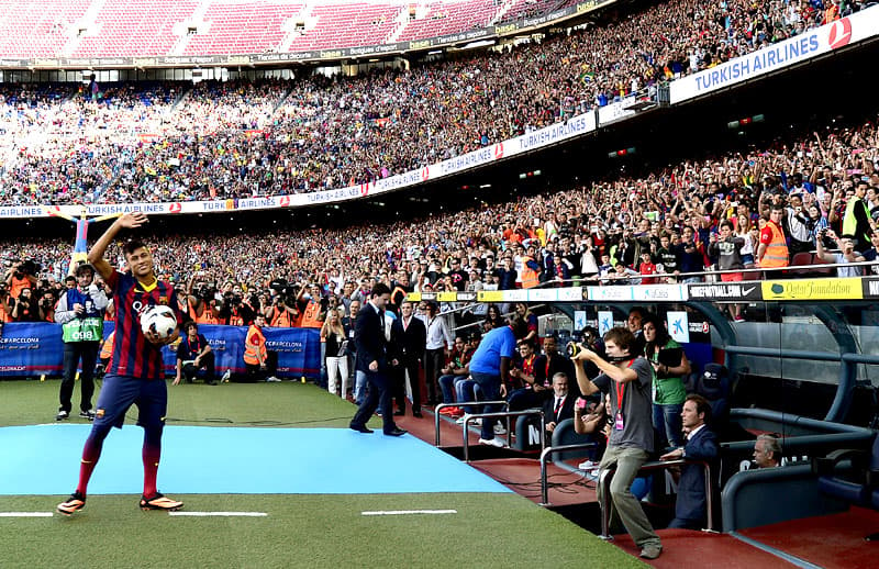 Apresentação de Neymar no Barcelona (Foto: Lluis Gene/AFP)