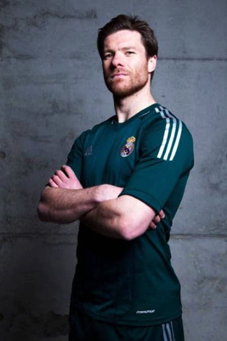 Xabi Alonso com uniforme verde do Real Madrid (Foto: Reprodução)